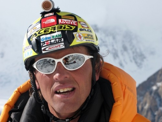 Simone Moro con casco Simone Moro con casco