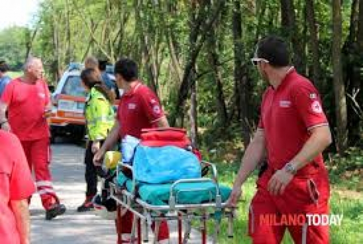 ciclista nel canale ciclista nel canale
