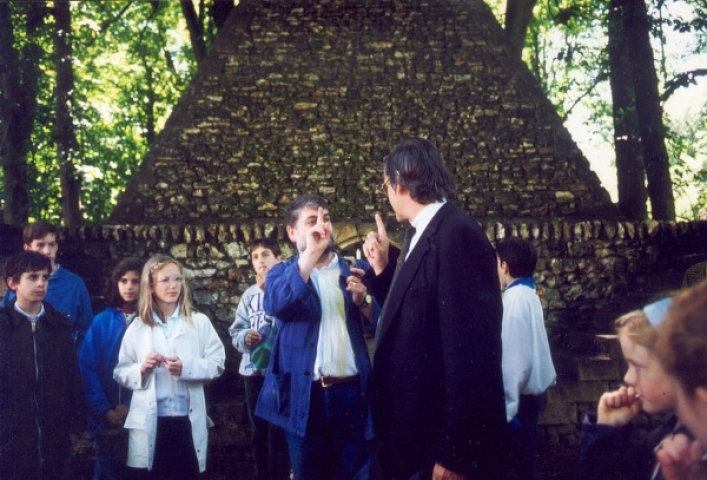 Devant la pyramide du Desert Rabreau et Choppin de Janvry