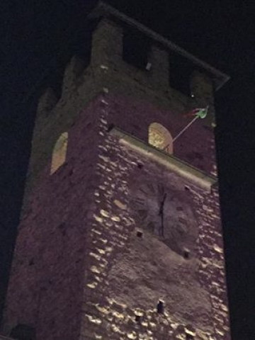 torre illuminata di rosa torre illuminata di rosa