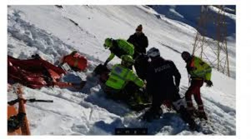 sciatore contro rocce sciatore contro rocce