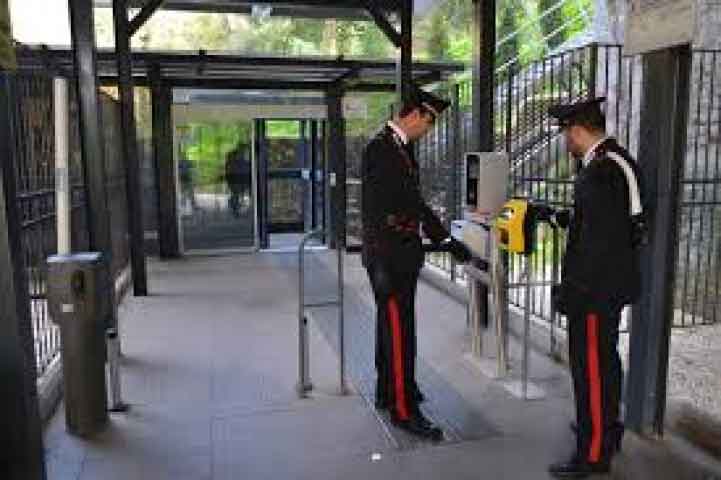 Carabinieri ascensore