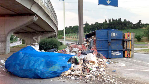 Camion rifiuti ribaltato Camion rifiuti ribaltato