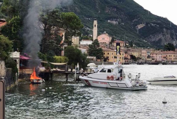 barca incendiata barca incendiata