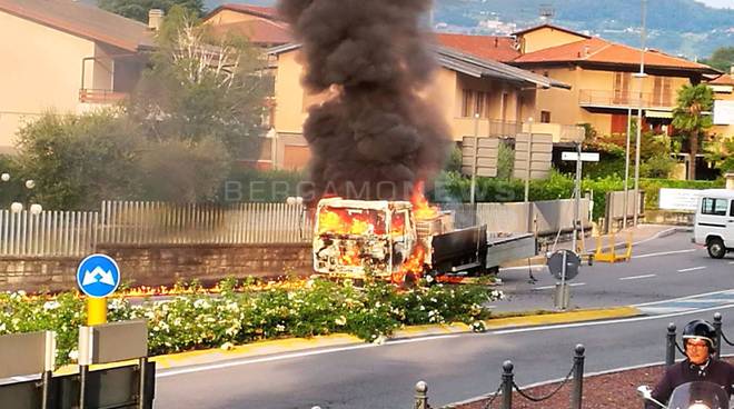 furgone in fiamme