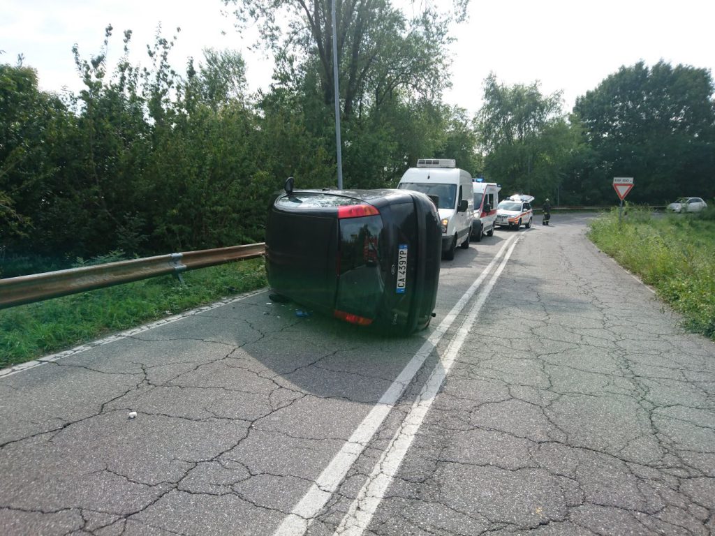 auto ribaltata alzano lombardo auto ribaltata alzano lombardo