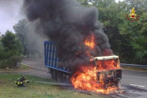 camion in fiamme