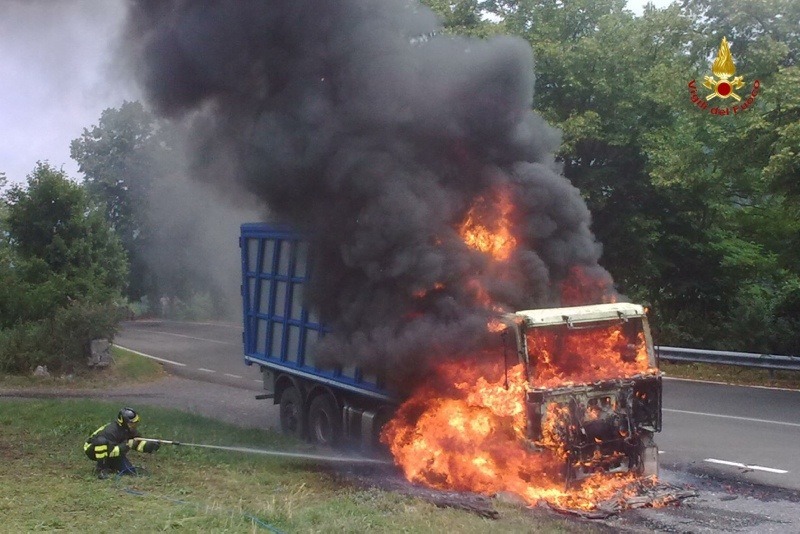 camion in fiamme camion in fiamme