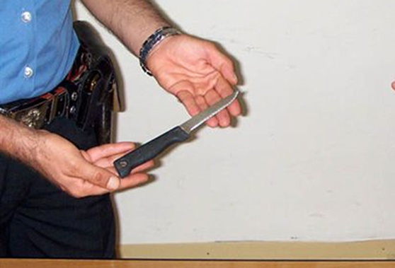 coltello sequestrato dai carabinieri coltello sequestrato dai carabinieri