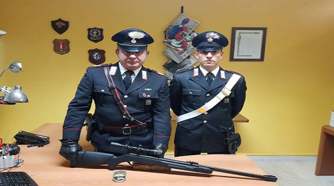 Carabinieri con carabina