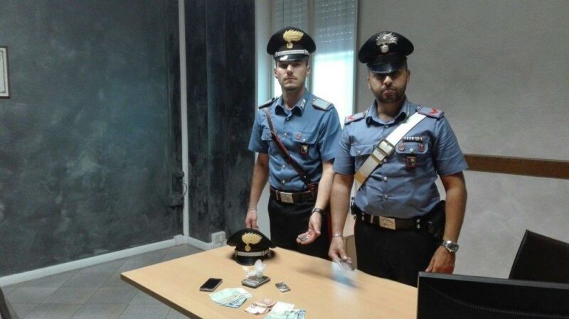 Carabinieri droga e soldi Carabinieri droga e soldi
