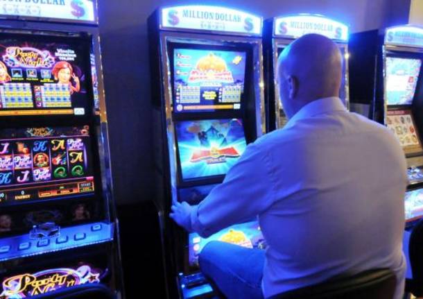 abbandona figlie per giocare alle slot