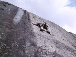precipita dalla falesia