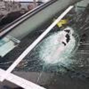 sasso contro auto