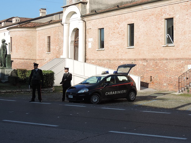 Carabinieri orzinuovi mitra