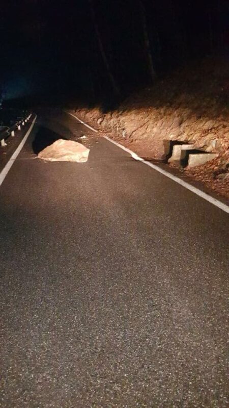 strada chiusa tra andrista e fresine