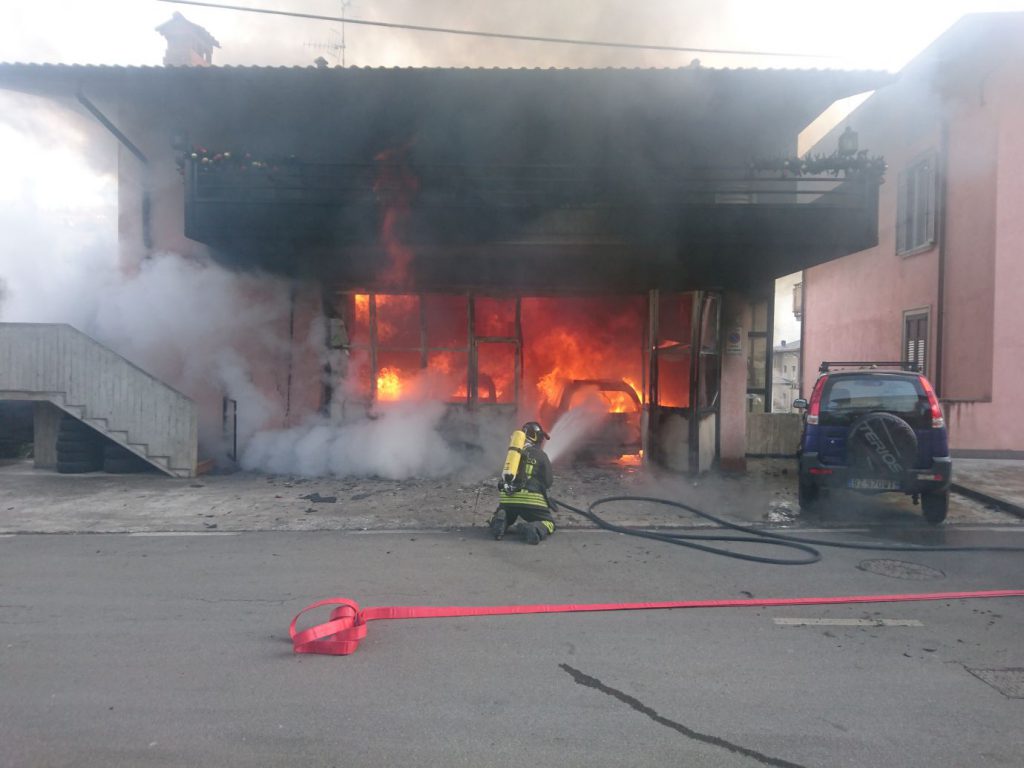 vigili del fuoco al lavoro