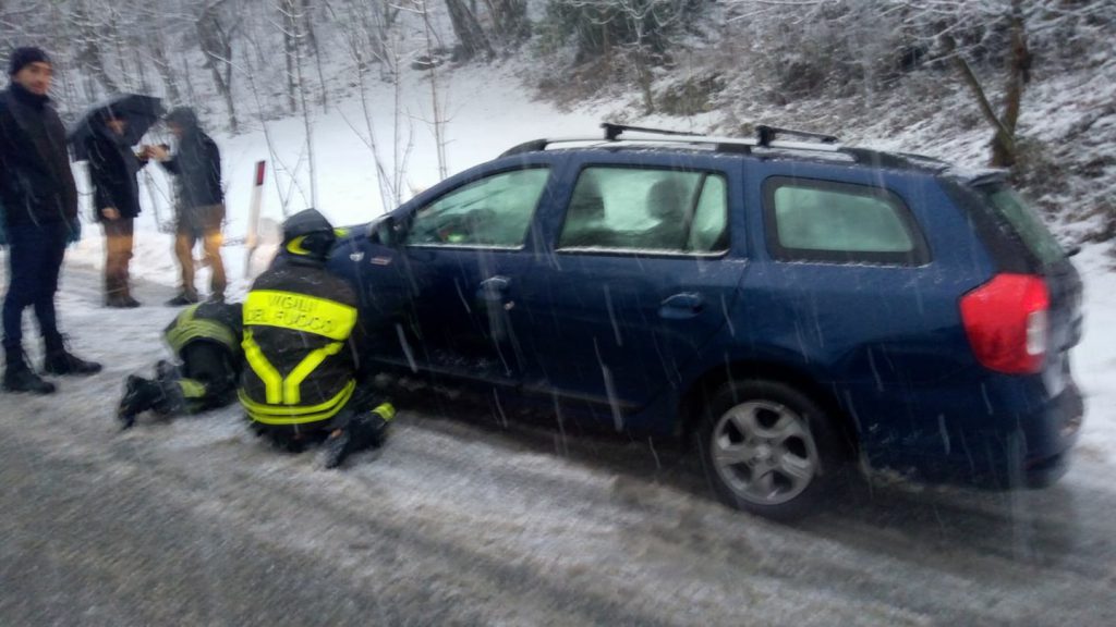 vigili del fuoco mettono catene auto