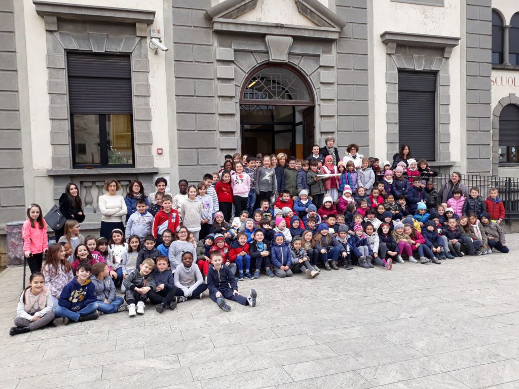 bambini con la fiaccola olimpica a gandino