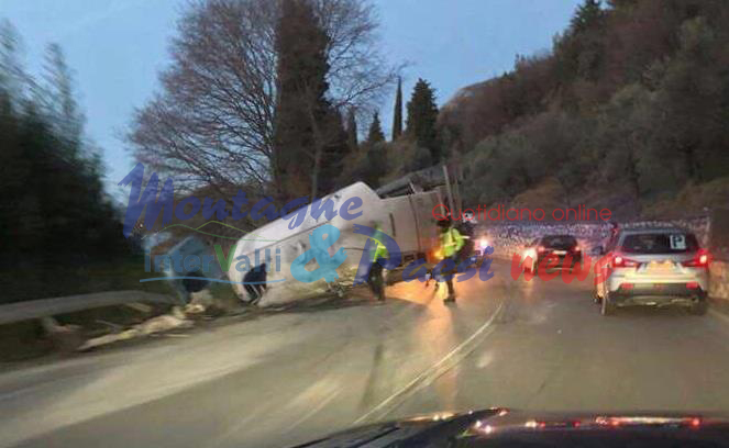 camion ribaltato predore