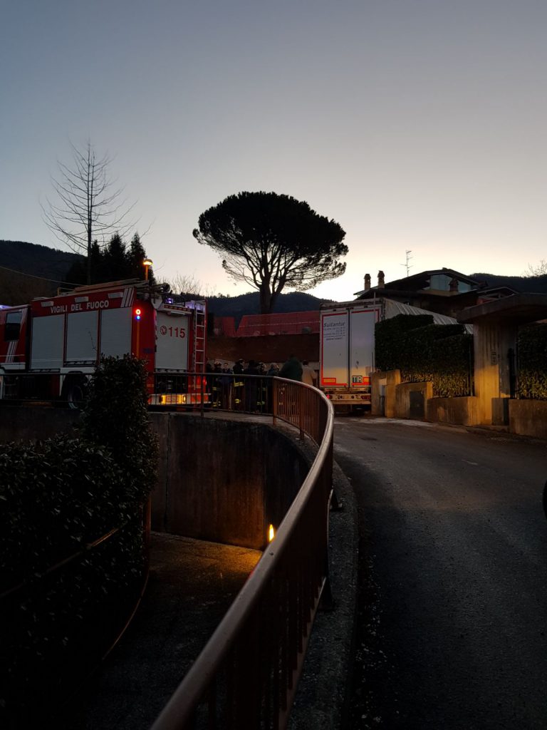 camion incastrato a leffe