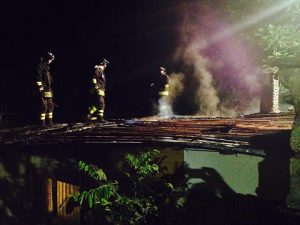 casa incendiata notte