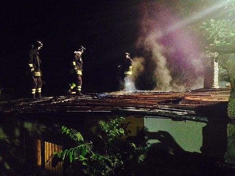 casa incendiata notte