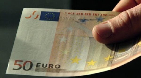 tenta di corrompere i carabinieri con 50 euro