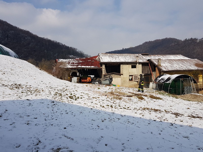 auto ribaltata cene auto ribaltata cene