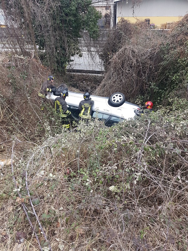 vigili del fucoo auto ribaltata