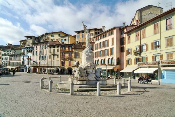 LOVERE PIAZZA XIII MARTIRI