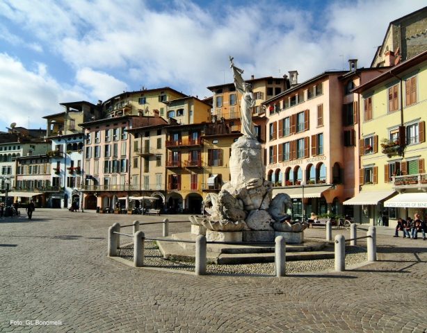 Lovere Piazza XIII Martiri