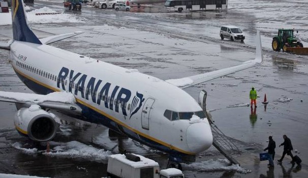 aeroporto dublino con neve aeroporto dublino con neve