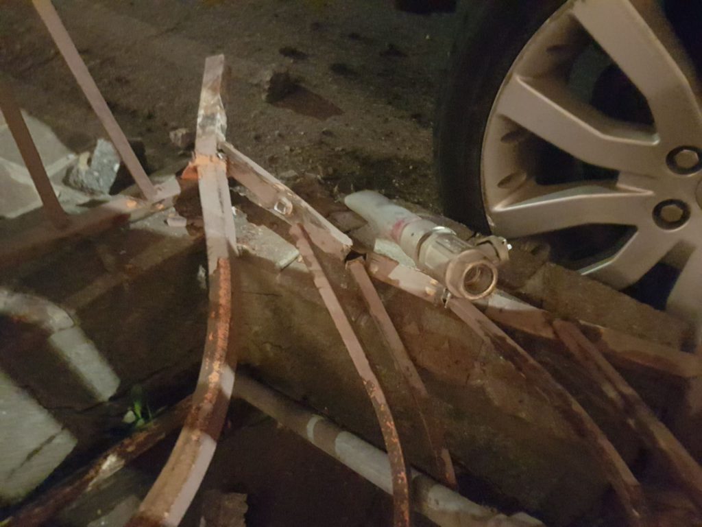 auto fuoristrada tubo gas rotto auto fuoristrada tubo gas rotto