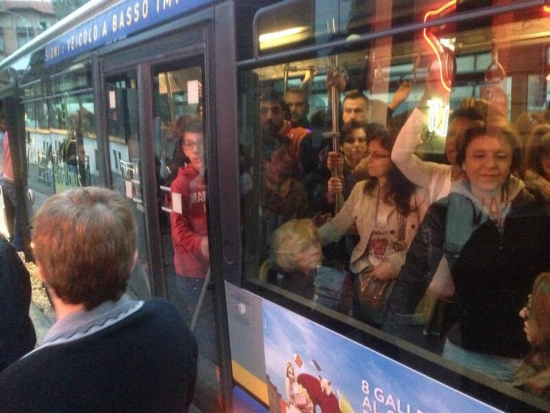 autobus sovraccarico