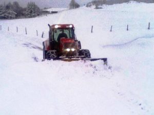 trattore contro la neve