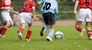 bambini pallone calcio