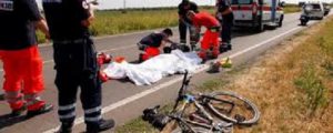 Ciclista investito morto