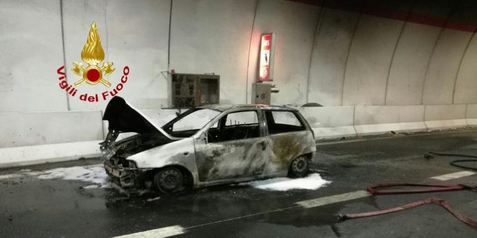 auto icnendiata galleria Sellero