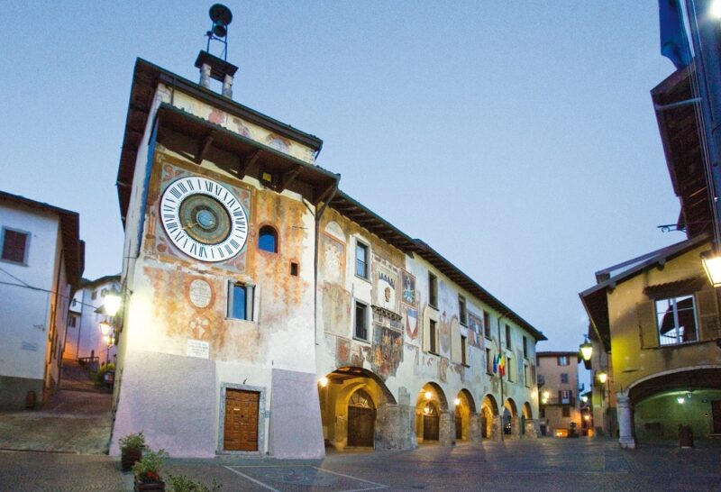 clusone piazza orologio