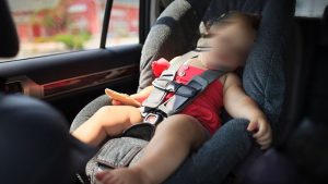 bimbo intrappolato auto sole