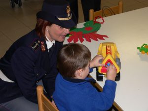 polizia salva bambina