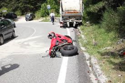 Moto contro camion
