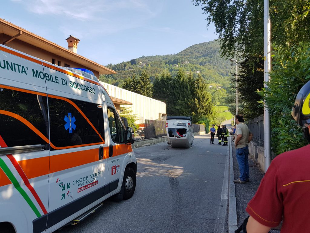 furgoncino ribaltato gandino