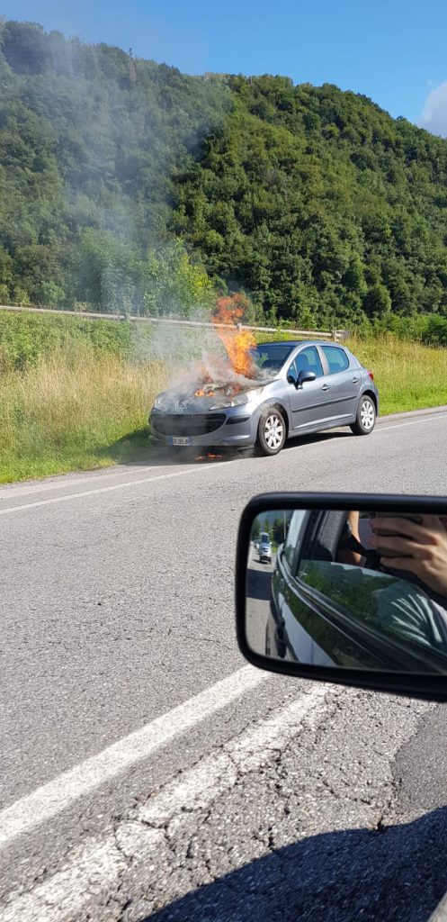 incendio auto superstrada