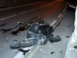 mortale moto notte