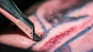 rischi tatuaggi e piercing