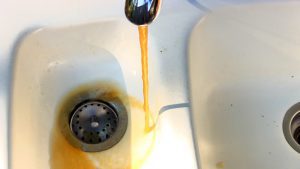 acqua marrone