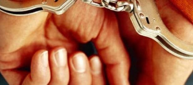 uso delle manette in occasione di un arresto 1143509 uso delle manette in occasione di un arresto 1143509