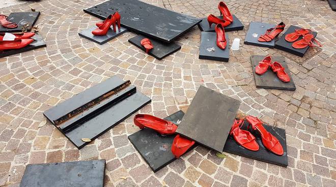 scarpette rosse vandali